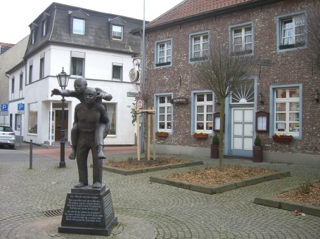 Viersen-Dülken : Moselstraße, im Bildvordergrund Bronzeskulptur "Der Blinde und der Lahme", von Uwe Meints